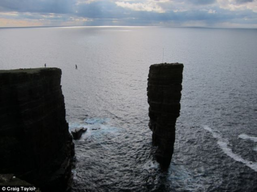 苏格兰东北方群岛巨石高耸，系“冒险家乐园”