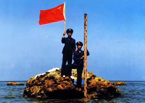 图6：中国海洋考察队在黄岩岛进行测量