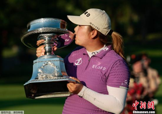 北京时间6月11日，中国高尔夫选手冯珊珊以282杆、低于标准杆6杆的成绩夺得文曼斯LPGA锦标赛冠军，这是中国选手参加世界女子职业高尔夫球四大满贯赛首次获得冠军。
