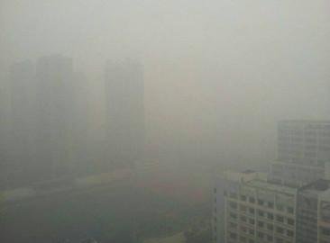 武汉被灰霾包围 官方澄清氯气泄露等传言