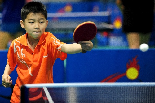 图文:吉林青少年乒乓球赛开赛 崔航川在比赛中