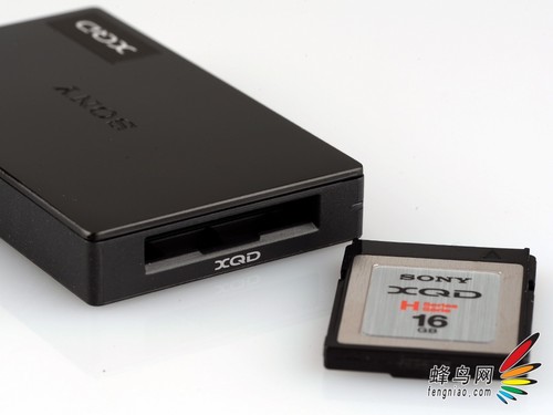 尼康D4实测 索尼XQD与CF存储卡高速对决(组