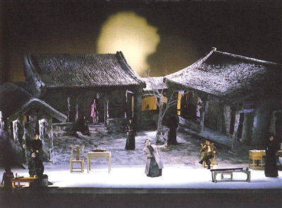 “鬼才导演”李六乙版的《北京人》在舞台视觉上进行了大胆创新，最初也因为少了一些“人艺味儿”而受到争议。