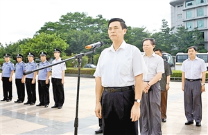 新区党工委书记田夫等领导观摩演练.本报记者 管强 摄