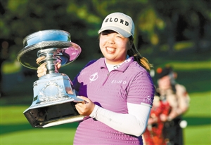 "   三个月后,冯珊珊超额完成了任务她赢下了lpga锦标赛的冠军,成为