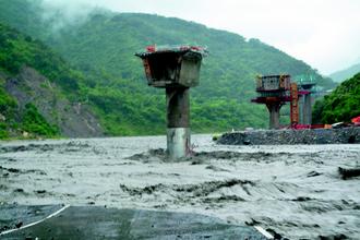 高雄茂林区唯一联外的便道遭洪水冲毁，对外交通全中断。台湾《联合报》