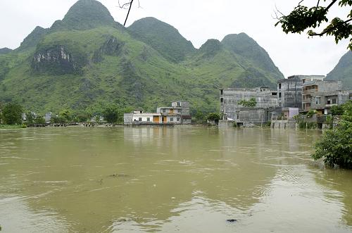 6月11日,广西河池市都安县境内河流水位上涨迅猛.新华社发(莫限涛 摄)