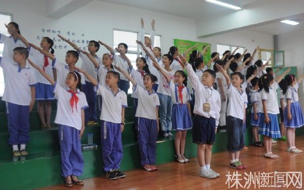 白鹤小学学生们合唱《小白鹤》