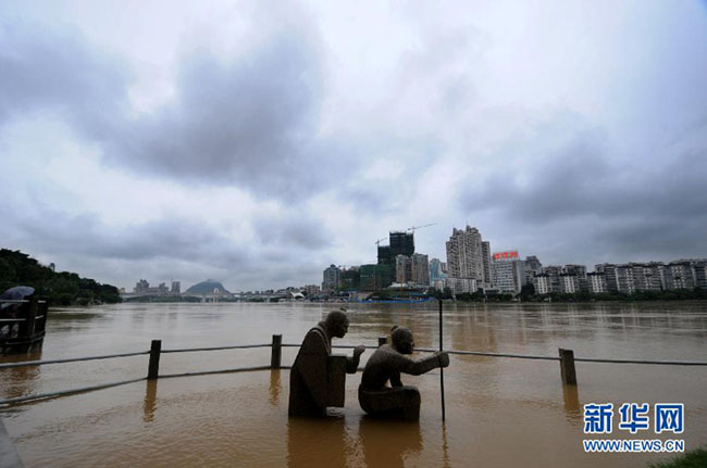 广西/11日，广西柳州市柳江沿岸部分基础设施被洪水淹没。