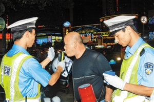 深圳交警加强酒驾、醉驾查处力度。