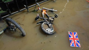 威尔士部分地区遭到洪水侵袭