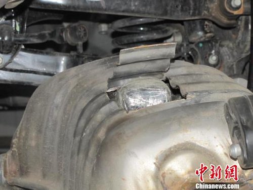 云南警方在汽车排气管内查获逾4公斤冰毒(图)