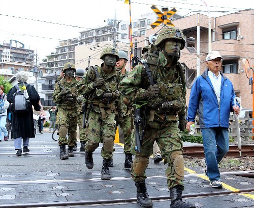 日本自卫队员全副武装现身东京街头吓坏在日华人 图 搜狐新闻