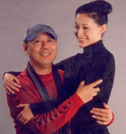 李成儒与侯角相识于2007年,两人年龄相差28岁,侯角与李成儒的儿子年纪