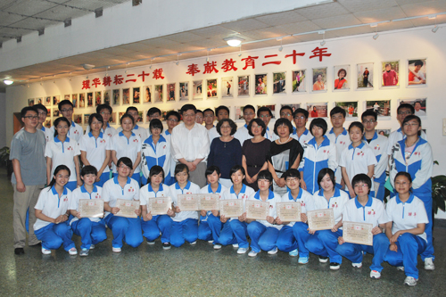 宜信在天津耀华中学设立奖学金和社会责任教育基金(组图)