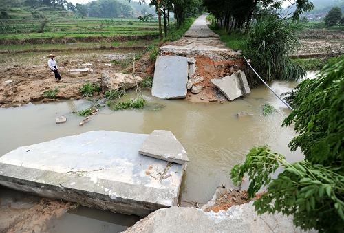 6月12日,江西宁都县黄陂镇荷树村一处桥梁被洪水冲毁.