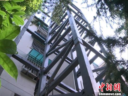 南京出现首例旧楼自费安装电梯 引导待完善(图)