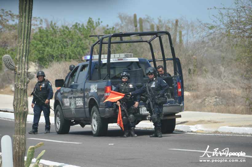 墨西哥警方设卡布控，保卫G20领导人安全。