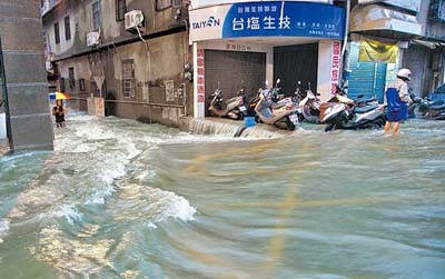 台湾北部遭暴雨袭击，桃园市桃莺路积水严重，滚滚洪水直往低洼的小巷内窜流。台湾《苹果日报》