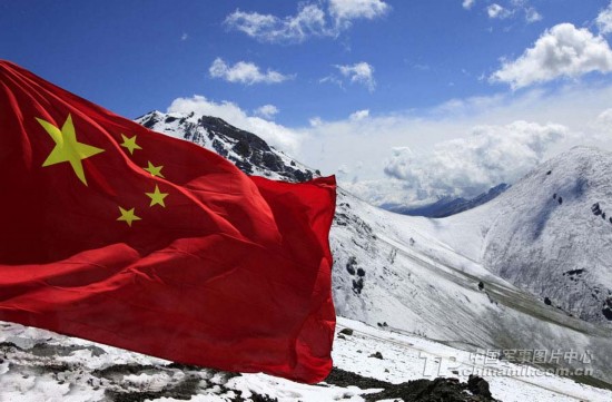 六月风雪巡逻路新疆军区边防某部哨所官兵踏雪巡逻(组图)