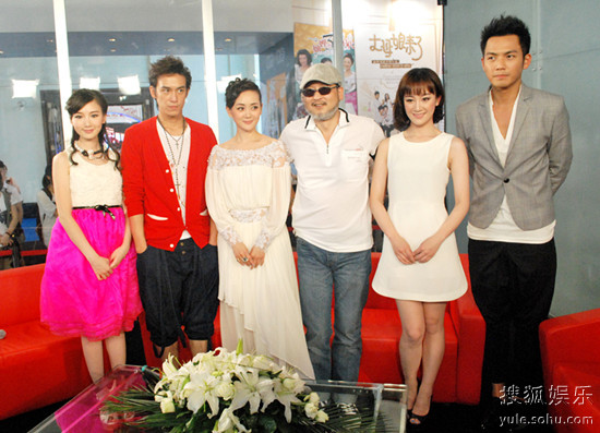 毛晓彤（左一）随《天涯明月刀》亮相上海电视节。