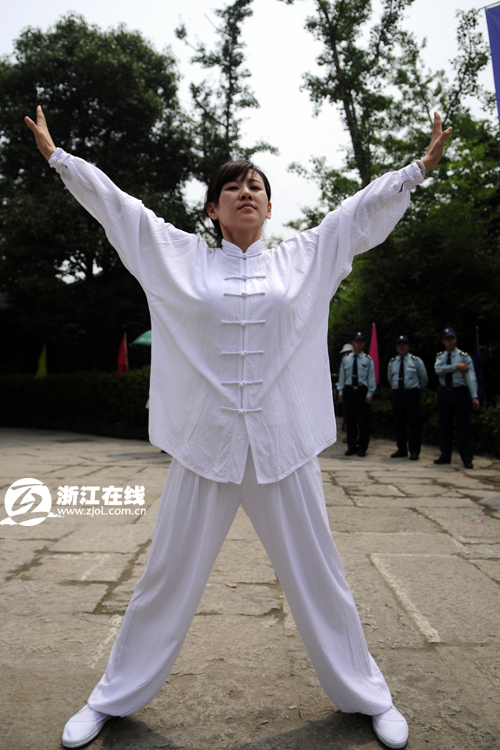 国家体育总局健身气功管理中心主任冀运希向杭州健身气功协会授牌