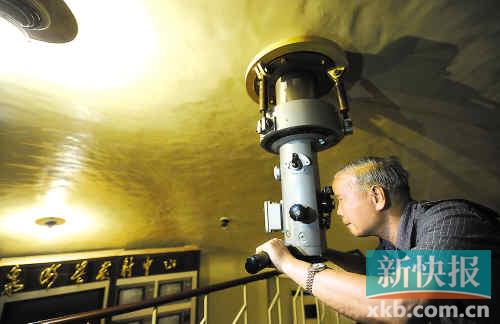 老兵莫沛德在已经废弃的2号发射场地下控制室用潜望镜观看发射塔。周宇/摄