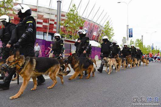 警犬队在国家体育场外巡逻