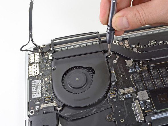 让果迷们惊喜不已的MacBook Pro在发布不到24小时之内，便被肢解啦！但是毫无疑问，大家都很兴奋！