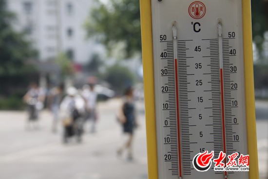 济南迎来入夏最高温38.5℃ 女士防晒各显其能