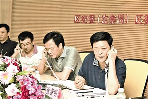 松岗街道党工委书记,办事处主任张春明(右一)率队到本报接听市民热线.