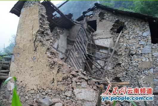 因地震造成大石坠落。图片来源：云南省民政厅