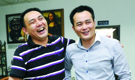 昨日，沙坪坝派出所，回忆起父子重逢时的情景胡尚明（左）与儿子胡勇（右）非常开心。 记者 吴珊 摄