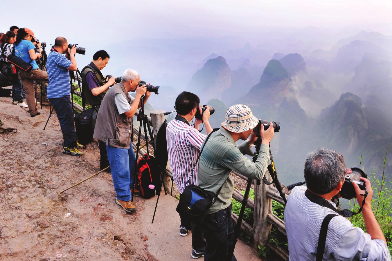 游客与摄影爱好者在新宁县崀山八角寨景区旅游观光,采风(图)