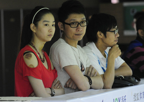 视频:长沙站老人长裙引蝶蜂入美女组图看入神挠美女:小孩屁股图片