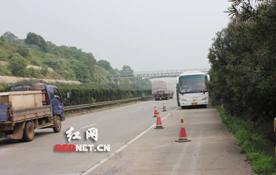 这惊险万分的一幕发生在京港澳高速1634公路处,幸及时被潭耒高速交警