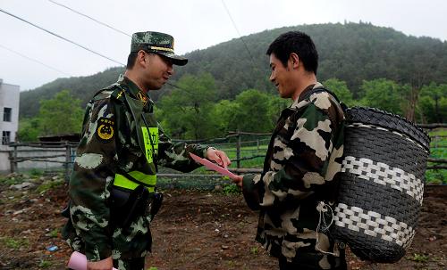 6月15日,吉林省珲春边防大队的边防官兵在向村民传授遭遇野生动物时的