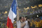 幻灯：乌法球迷暴雨中携手狂欢 浪漫情侣献激吻
