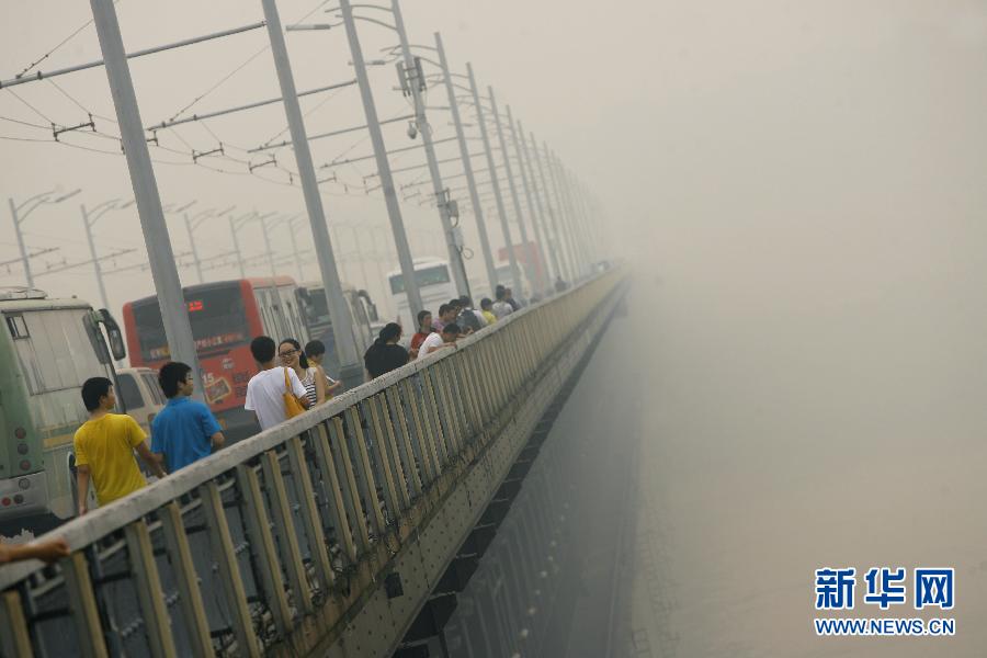 雾霾再袭武汉 武汉发布雾霾黄色预警(组图)
