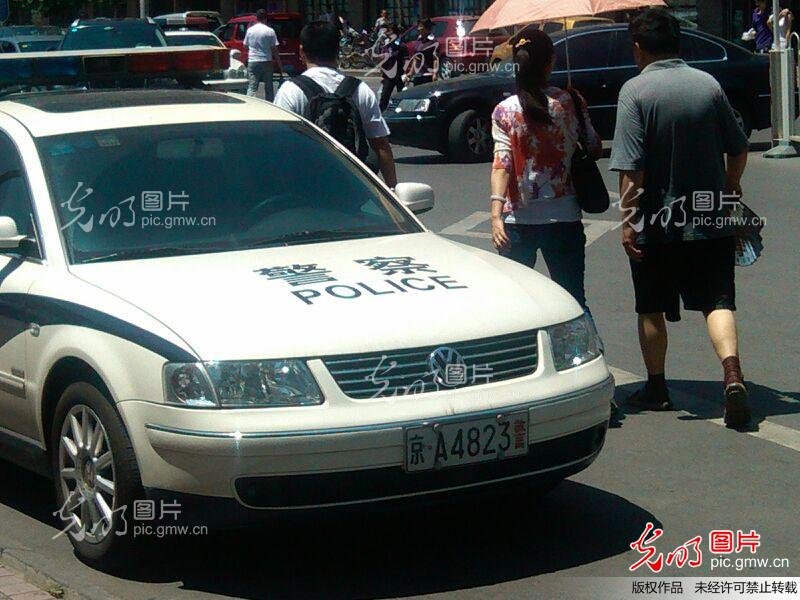 图为一辆京牌警车违规停在路边,车牌号为:京a4823