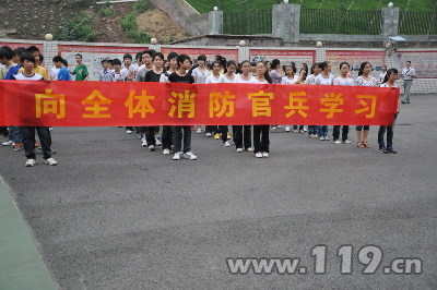 重庆江津中学师生走进红门 "零距离"体验消防(组图)