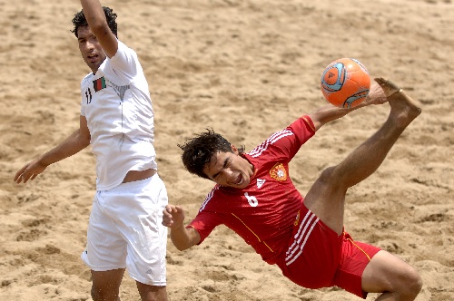 图文:亚沙会沙滩足球中国胜阿富汗 比赛中拼抢