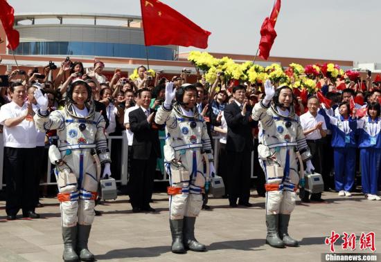 6月16日下午,神舟九号任务飞行乘组3名航天员景海鹏,刘旺,刘洋,从酒泉