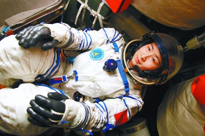 刘洋与战友景海鹏,刘旺一起乘坐第9艘神舟飞船,飞上距地球300多公里的