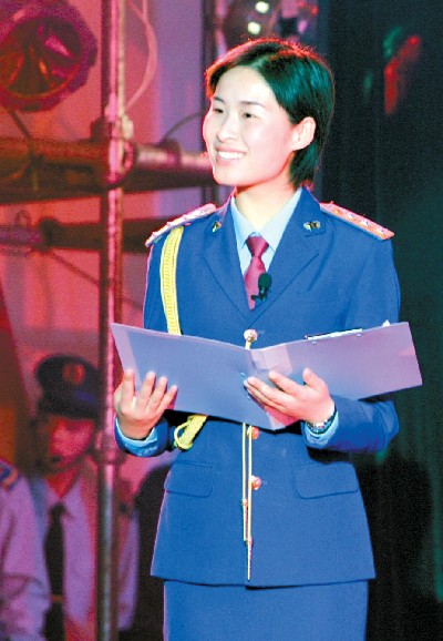 2006 年三八妇女节文艺晚会上刘洋表演诗朗