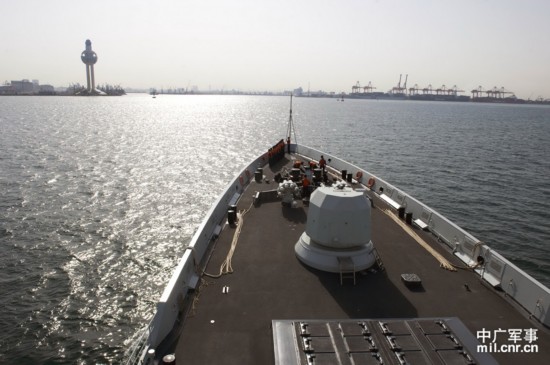 中国海军烟台舰停靠沙特吉达港补给休整(组