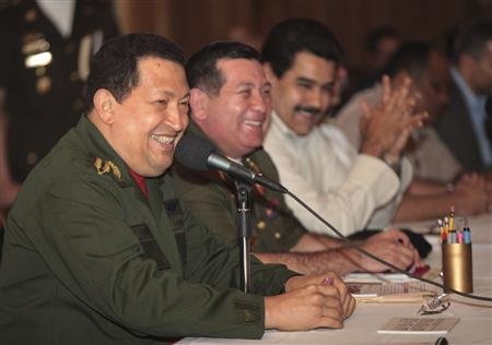 13日，查韦斯与国防部高官会谈时表情轻松。