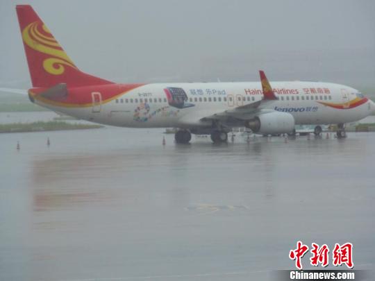 雨幕中停在机坪上的飞机杨夏杰摄