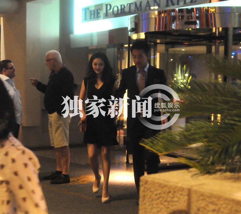 近日,大s与老公汪小菲一同出现在某酒店大堂准备外出,刚走出电梯大s便