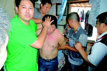 天桥警方在浙江奉化抓获潜逃十年之久的杀人逃犯邢某胜.李哲摄